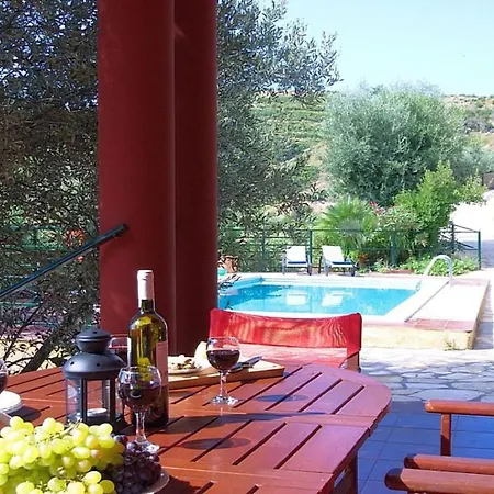 Aliona Villa *