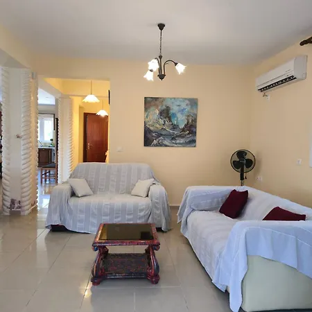 Aliona Villa